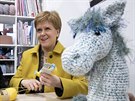 Lídryn Skotské národní strany Nicola Sturgeon bhem pedvolební kampan pletla...