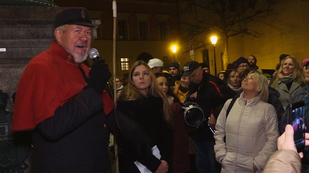 Pražané si během adventní procházky vyzkoušeli práci lampáře
