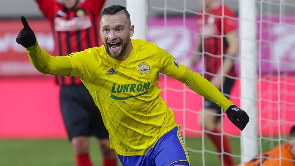 Zlínský Antonín Fanti� oslavuje sv�j gól v utkání proti Opav�.