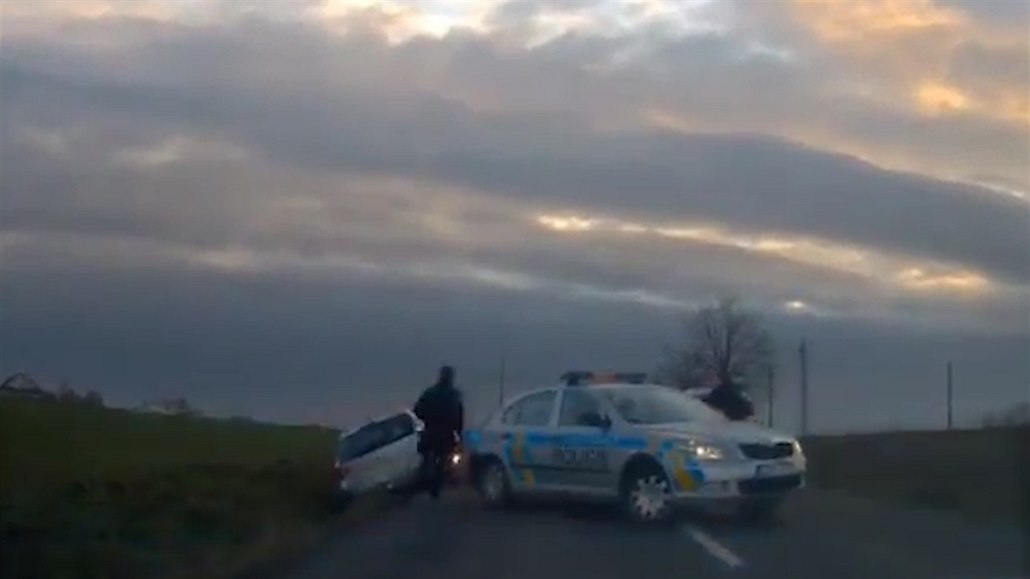 Policisté museli uskočit před pronásledovaným řidičem, v autě vezl dítě