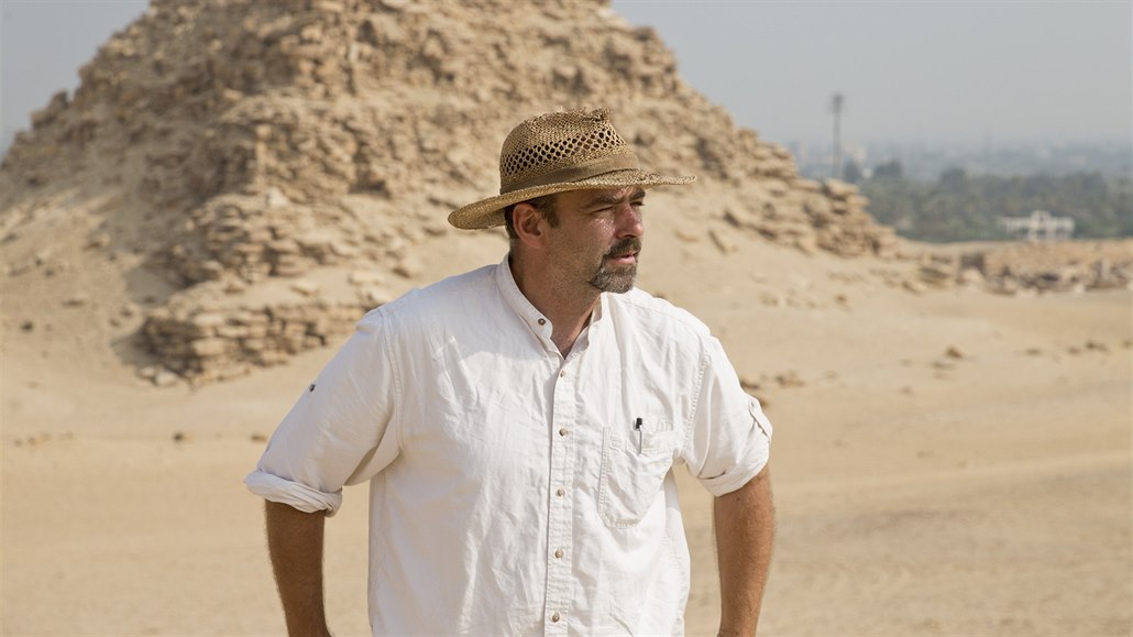 Egyptolog Jaromír Krejčí před pyramidou panovníka 5. dynastie Sahurea v Abúsíru.