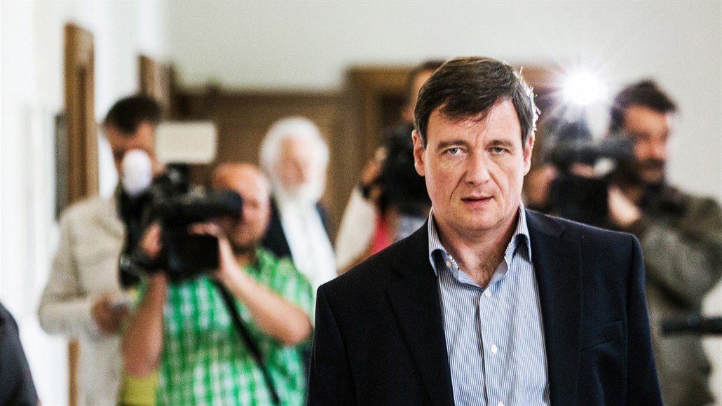 David Rath před soudní síní v budově Krajského soudu v Praze (13. 5. 2015)