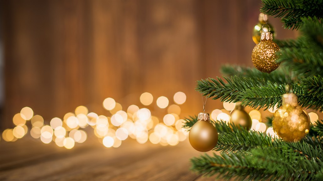 Nazdobený stromek, neopominutelný vánoní symbol. 