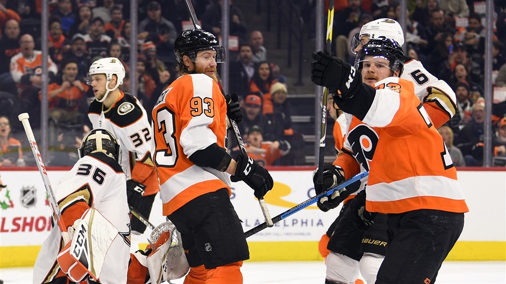 David Ka�e z Philadelphie p�ekonal branká�e Anaheimu Johna Gibsona, p�ed kterým...