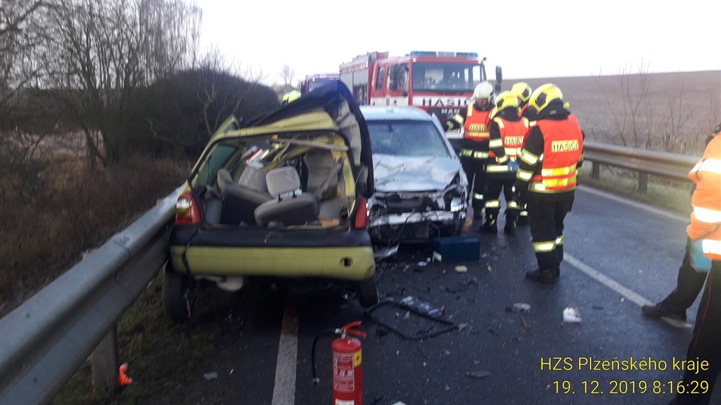 Při čelním střetu dvou osobních aut u Kralovic zemřela mladá žena
