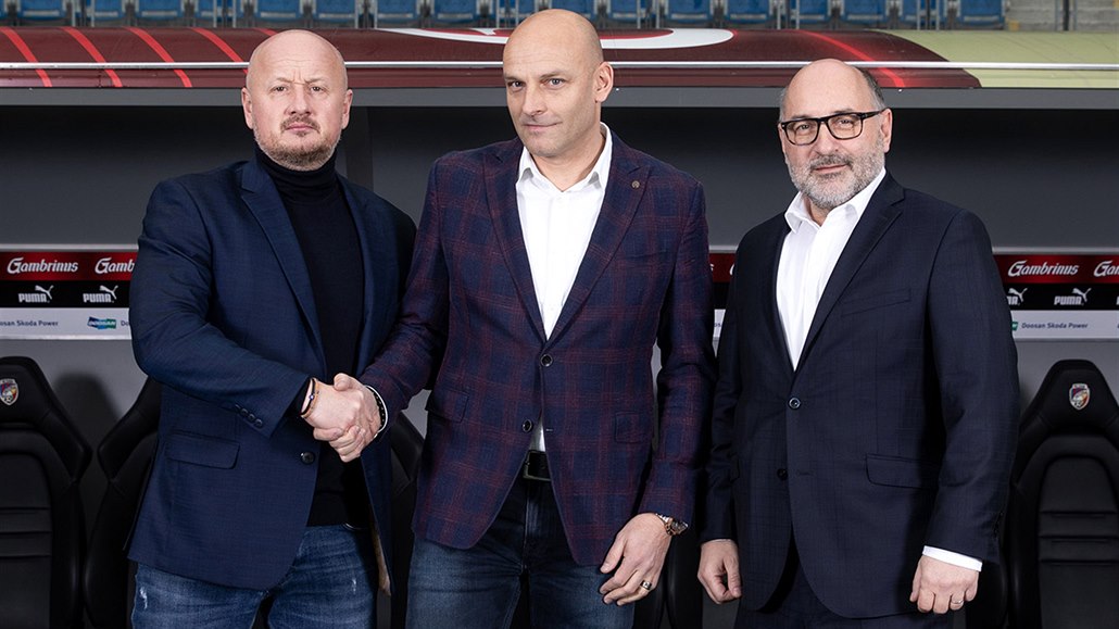 NOVÝ TRENÉR PLZN�. Slovenský kou� Adrián Gula (uprost�ed) pózuje po boku...