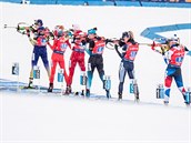 Eva Kristejn Puskarkov (slo 8) na stelnici bhem tafety v Hochfilzenu