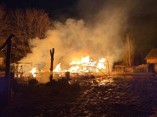 Požár v pražských Řeporyjích zachvátil středověký skanzen, shořely tři dřevěné...