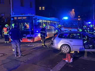 Nehoda autobusu s osobním autem v pražské ulici Na Jezerce. (14. prosince 2019)