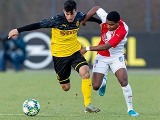 Momentka z utkání Youth League mezi Dortmundem a Slavií. V akci brazilský...