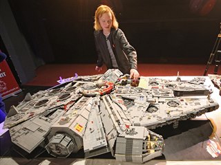 Do nejmenšího detailu propacovaný model kosmické lodi Millennium Falcon...