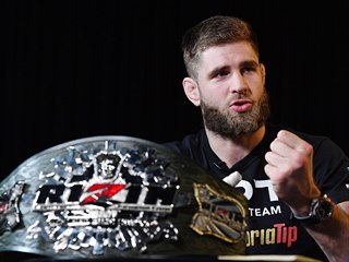 Bojovník Jiří Procházka s pásem šampiona japonské organizace Rizin.
