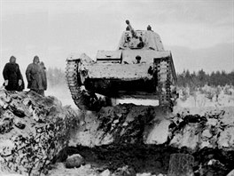 Zimní válka 1939 - 1940, sovětský tank T-26 jede vstříc Mannerheimově linii.