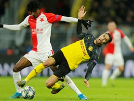 Obránce německého Dortmundu Ašraf Hakimí odpadl po jednom ze soubojů od...