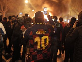 Protesty katalnskch separatist u stadionu Camp Nou, kde se hrlo utkn...