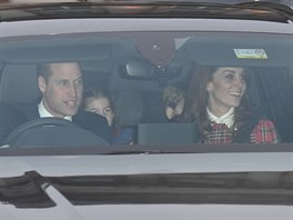 Princ William a vévodkyn Kate s dtmi odjídjí z obda u královny (Londýn,...