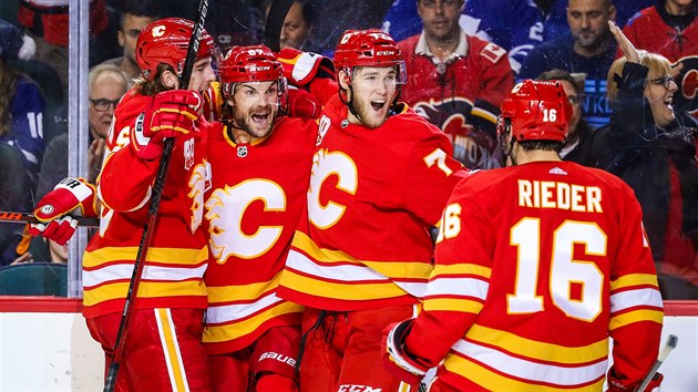 Michael Frolk (druh zleva) v hlouku oslavujcch hokejist Calgary.