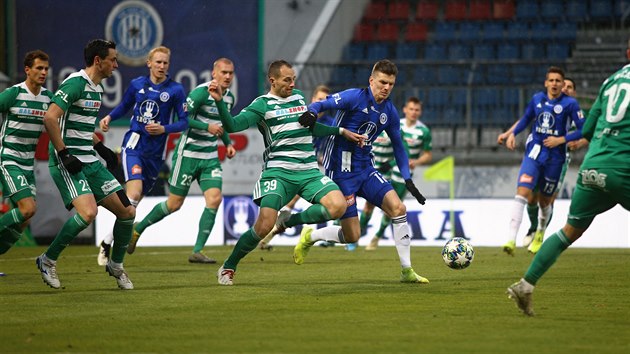 Velký boj v utkání Olomouc vs. Bohemians. U míče je domácí Jan Štěrba (v modrém), napadá ho Jakub Podaný.
