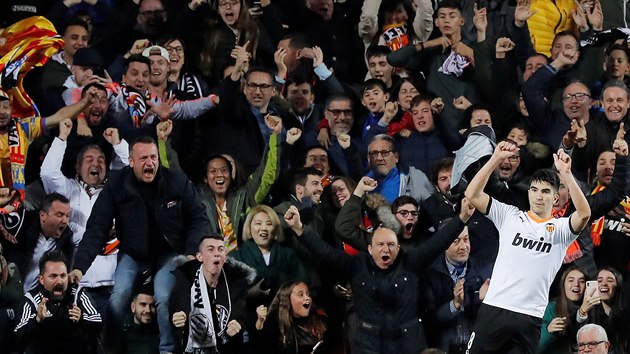 Carlos Soler z Valencie slaví svůj gól proti Realu Madrid.