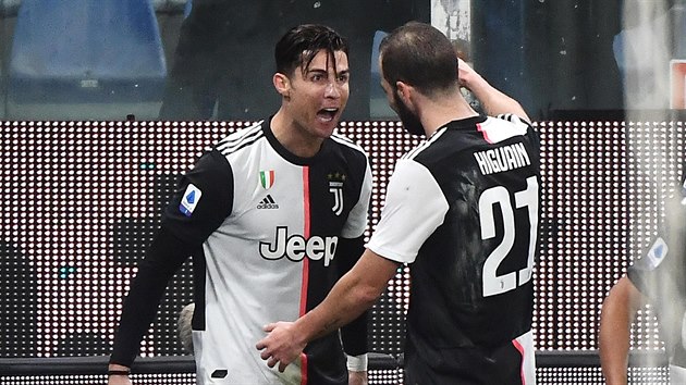 Cristiano Ronaldo (vlevo) a Gonzalo Higuan oslavuj gl Juventusu na hiti Sampdorie.
