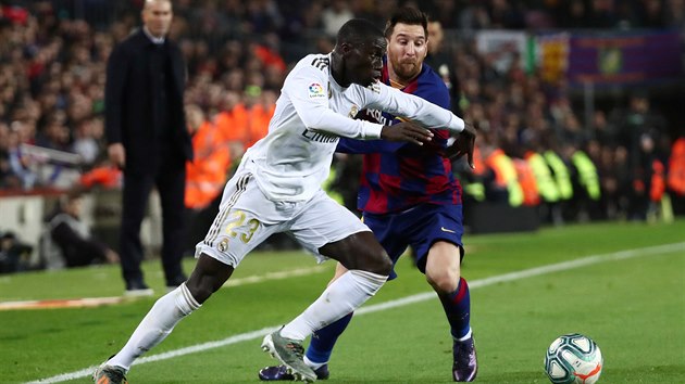 Ferland Mendy (vlevo) z Realu Madrid a Lionel Messi z Barcelony se petlauj o m.