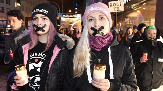 Aktivistky se zalepenmi sty se zastnily pochodu proti zabjen vnonch kapr, kter skonil proslovem na prask Nrodn td. (12. prosince 2019)