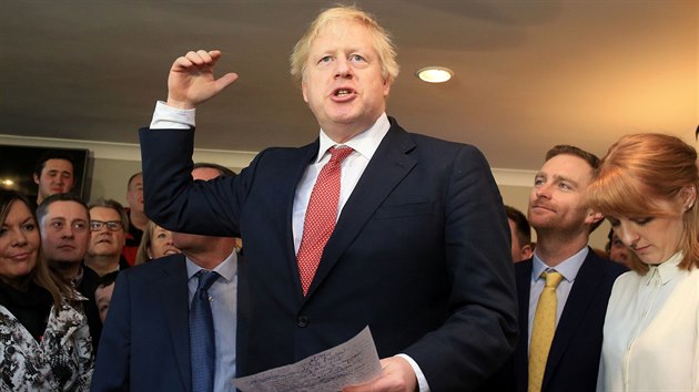 Britsk premir Boris Johnson pi nvtv severovchodu Anglie. (14. prosince 2019)