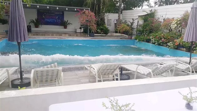 Voda se při zemětřesení vylévala z bazénu. (15. prosince 2019)