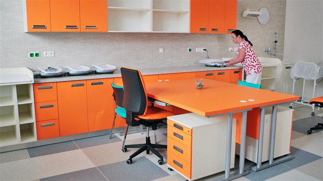 Vrchn� sestra d�tsk�ho odd�len� Al�b�ta Novotn� v nov�ch prostor�ch gynekologicko-porodnick�ho odd�len� karlovarsk� nemocnice.