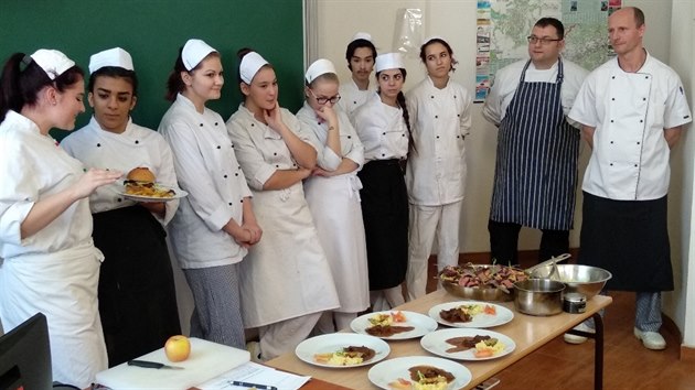 Studenti gastronomickch obor Integrovan stedn koly v Chebu vaili z regionlnch potravin.