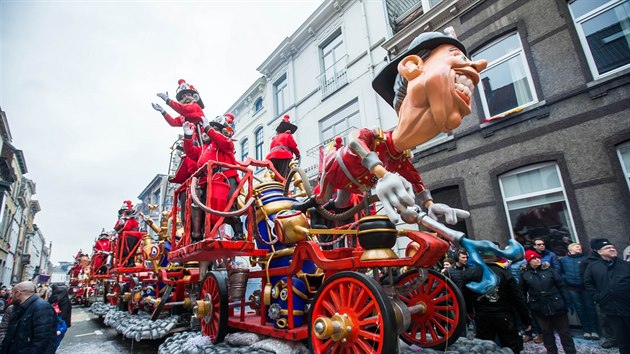 Karnevalov prvod v belgickm Aalstu s tradinmi, politicky nekorektnmi maskami (26. nora 2018)