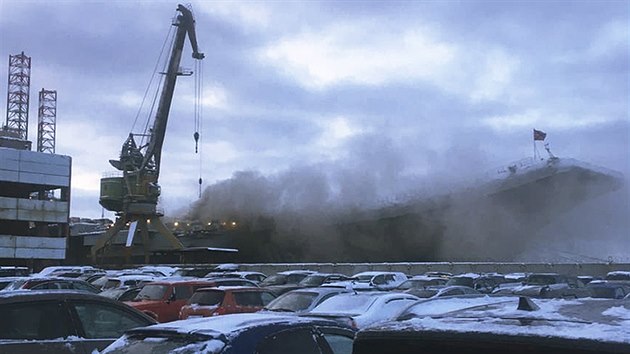 V ruskm Murmansku vypukl por na letadlov lodi Admirl Kuzncov. (12. prosince 2019)
