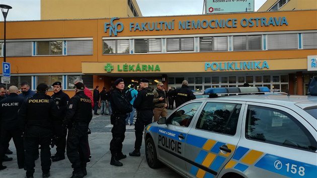 Zásah policistů před Fakultní nemocnicí Ostrava (10. prosince 2019)