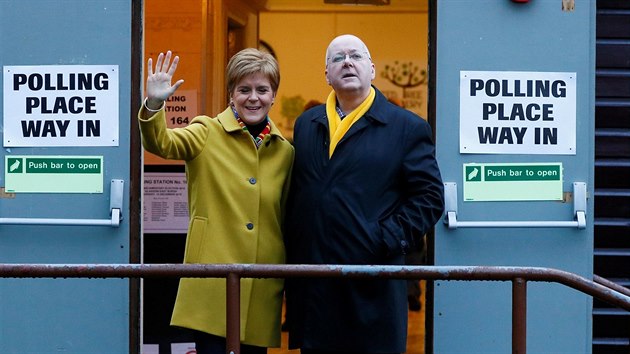 Skotská premiérka Nicola Sturgeonová spolu s manželem poté, co odhlasovala ve volbách do britského parlamentu. (12. prosince 2019)