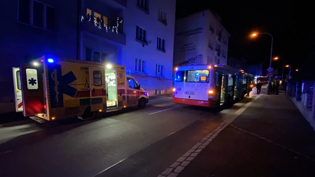 Nehoda autobusu s osobnm autem v prask ulici Na Jezerce. (14. prosince 2019)