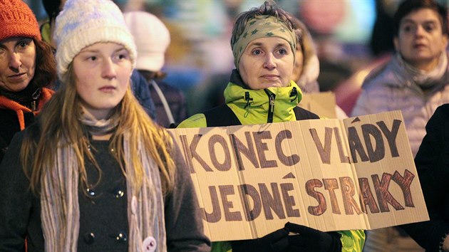 Akce "Konec vlády jedné straky!" požadující demisi Andreje Babiše se koná v Karlových Varech v ulici Zeyerova (19. 12. 2019).