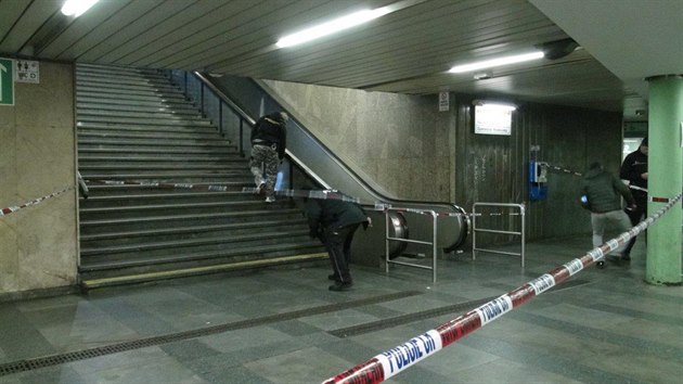 ena ve vestibulu metra Mstek na Vclavskm nmst bodla mue do hrudnku. (19. prosince 2019)