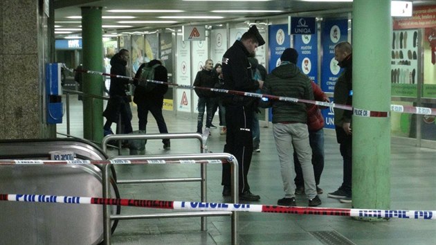 ena ve vestibulu metra Mstek na Vclavskm nmst bodla mue do hrudnku. (19. prosince 2019)