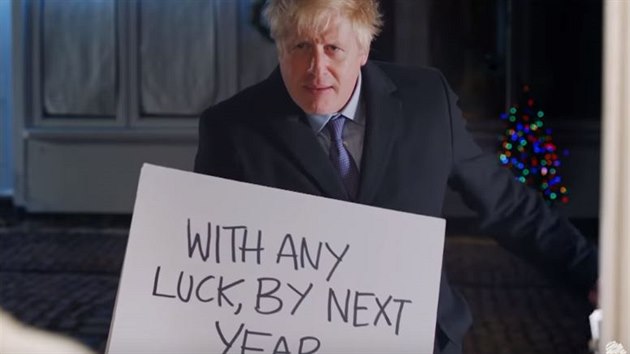 Britsk premir Boris Johnson sehrl parodii na klasickou scnku z oblbenho vnonho snmku Lska nebesk. (10. prosince 2019)