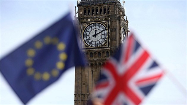 Úastníci akce na podporu setrvání Británie v Evropské unii mávají vlajkami EU...