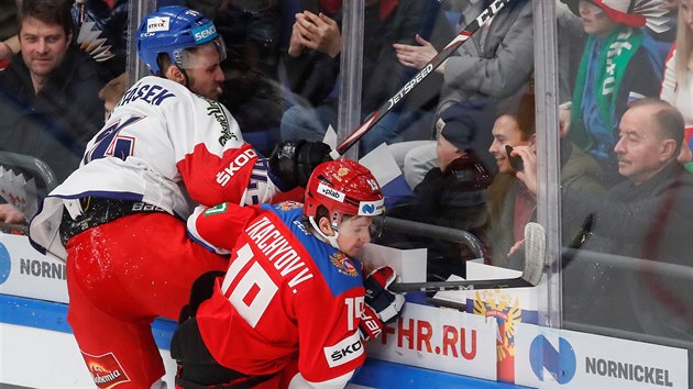 ech Ondej Vitsek (vlevo) a Rus Vladimir Tkachev bojuj u mantinelu.