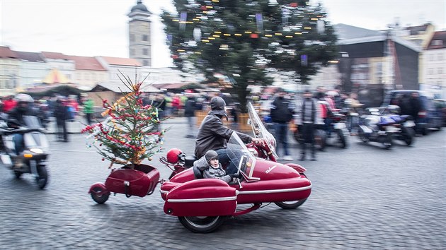 Na tdr den se stovky motork tradin sjdj na eskobudjovickm nmst Pemysla Otakara II.