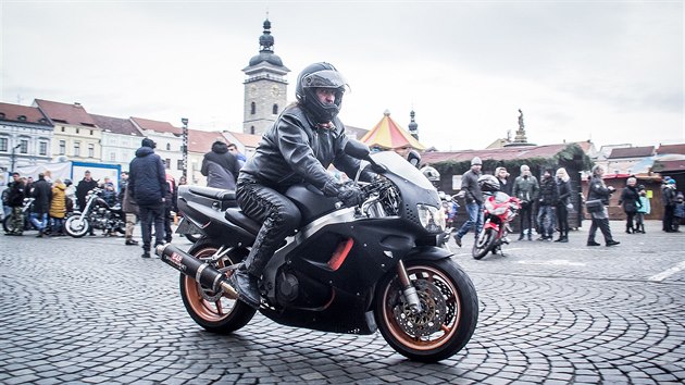 Na tdr den se stovky motork tradin sjdj na eskobudjovickm nmst Pemysla Otakara II.