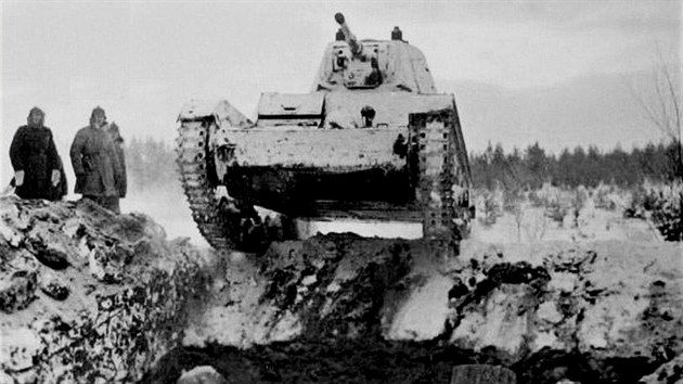 Zimní válka 1939 - 1940, sovětský tank T-26 jede vstříc Mannerheimově linii.