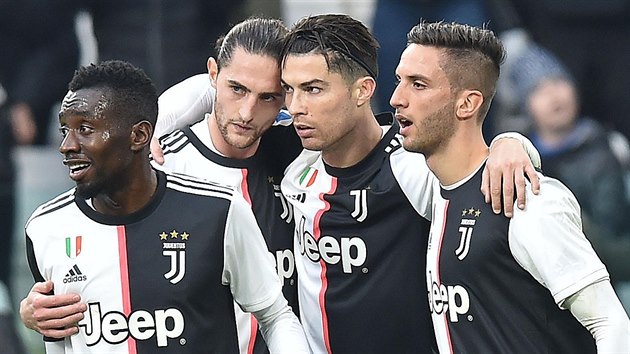 Fotbalist Juventusu oslavuj gl Cristiana Ronalda (druh zprava).