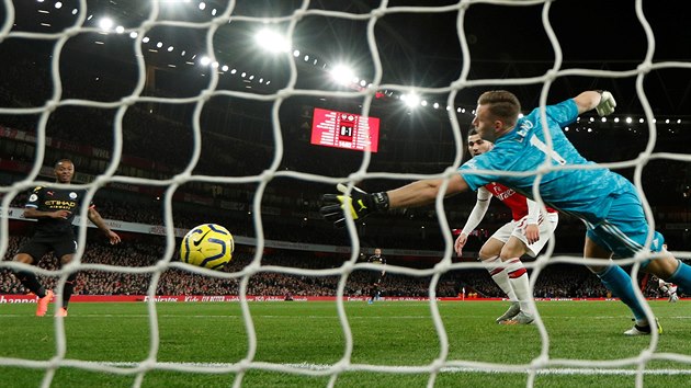 Bernd Leno, brankář Arsenalu, inkasuje gól od Raheema Sterlinga z Manchesteru City.