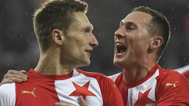 Slávisté Milan Škoda (vlevo) a Jan Bořil se radují z gólu.