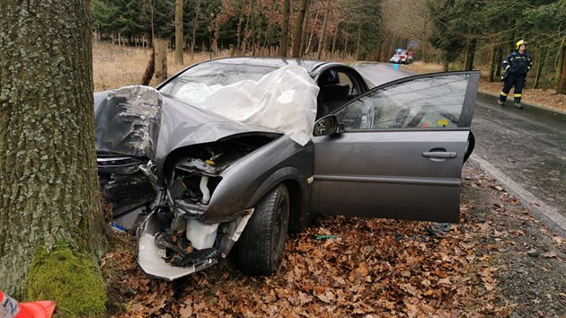 Takto vypadalo auto po nrazu do stromu. Jeho idika, kter se pi jzd nepoutala, pi nehod na Psecku zemela (14. prosince 2019)