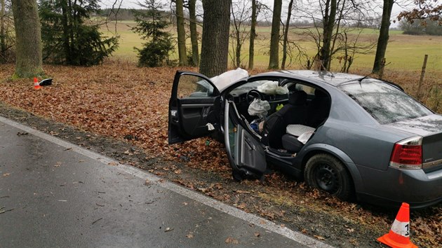 Takto vypadalo auto po nrazu do stromu. Jeho idika, kter se pi jzd nepoutala, pi nehod na Psecku zemela (14. prosince 2019)