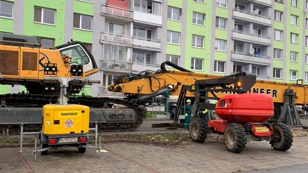 Uniktn demolin bagr dorazil z Kladna do slovenskho Preova (13. prosince 2019).